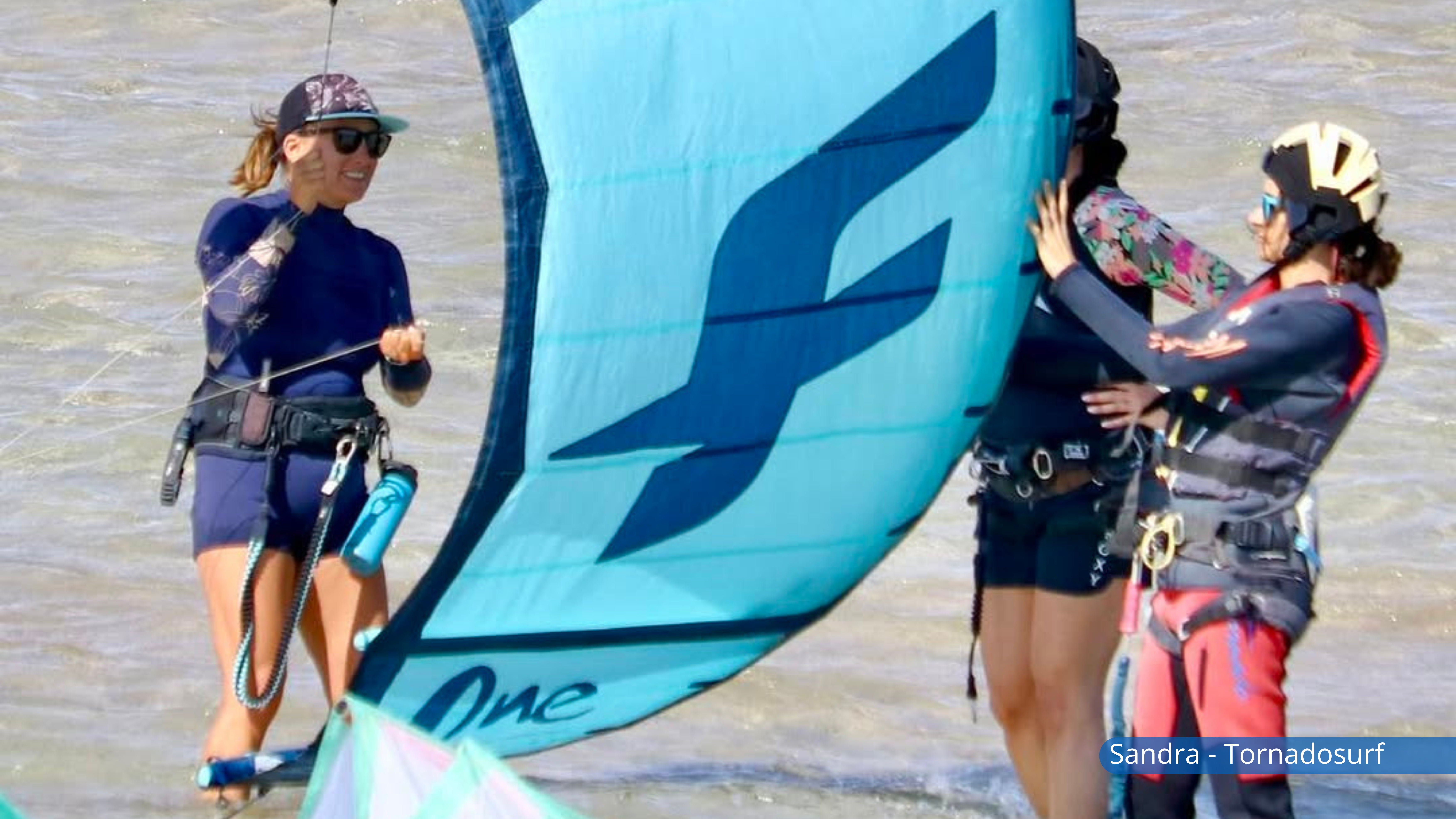 women and kitesurf