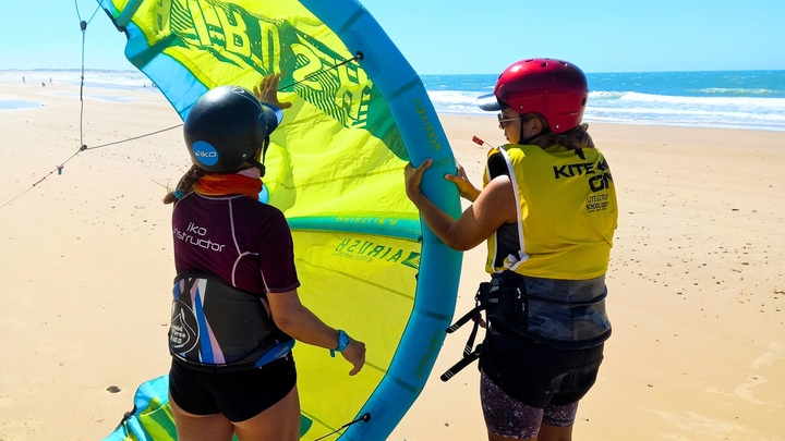 virginie teaching kitesurf