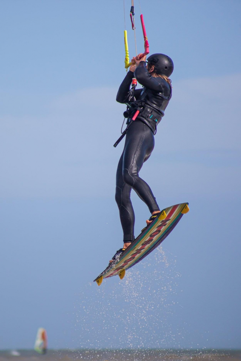 kitesurfista pulando no ar